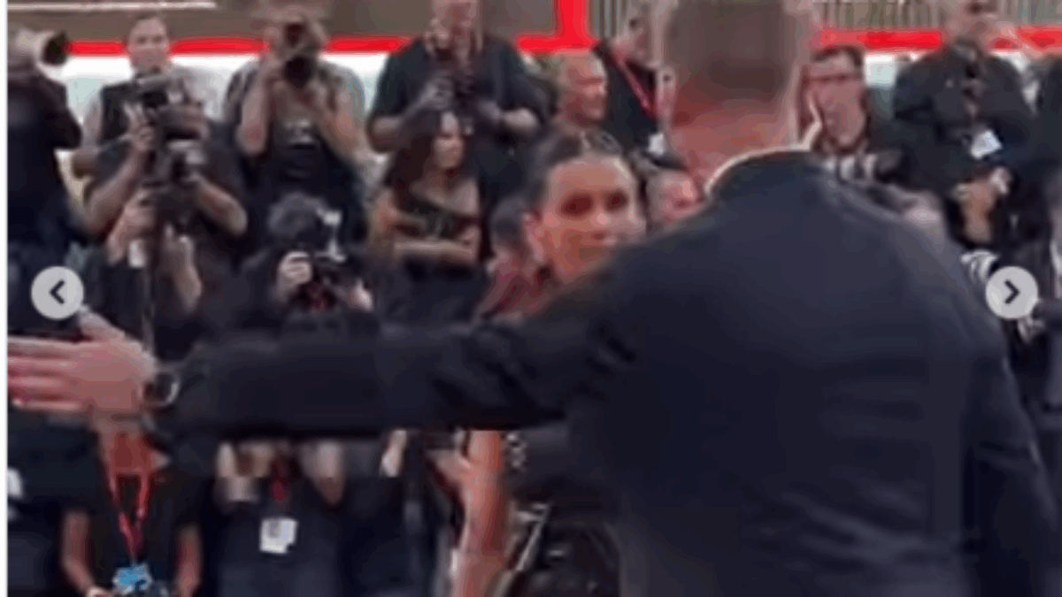 L’attrice Nina Dobrev “cacciata” dal red carpet del Festival di Venezia, la folla urla contro la security per farla restare: “Lasciala stare, è appena arrivata!”