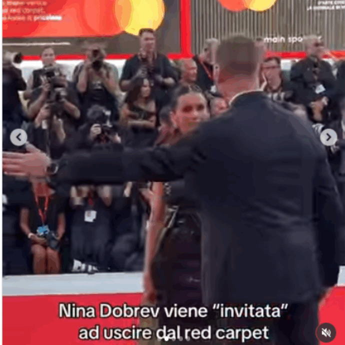 L’attrice Nina Dobrev “cacciata” dal red carpet del Festival di Venezia, la folla urla contro la security per farla restare: “Lasciala stare, è appena arrivata!”