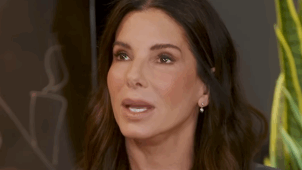 “Ho visto astronavi aliene che volano nel cielo. Credo che siano qui a guardarci e a ridere, ma sono invisibili. Sono felice che il governo ha confermato, così non sembro pazza”: parla Sandra Bullock