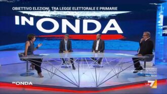Alta tensione tra Aprile e Renzi: "Non mi fa parlare, andate avanti voi". Lo scontro in diretta