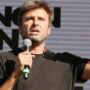 Copertina di Alessandro di Battista rientra da Cuba a bordo di un’aeroambulanza: il 5 settembre l’arrivo in Italia. E scrive un post su Gaza: “Il genocidio continua”