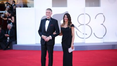 Copertina di Venezia 83, la polvere sotto il red carpet. Tante luci nel report di Giuli ma il cinema guadagna solo con Zalone