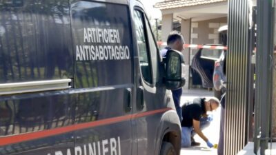 Copertina di Preparano un ordigno  per bancomat: 2 morti