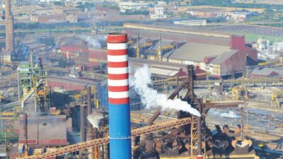 Copertina di Altro che record:  lasciati a casa 2.500 lavoratori dell’indotto Ilva