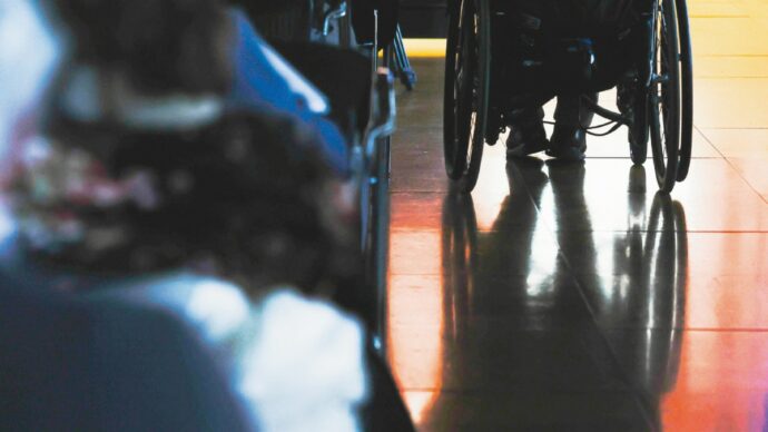Disabili e  caregiver: la legge italiana (ferma) li lascia soli, ma i modelli europei  funzionano
