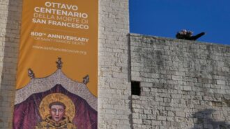 Copertina di L’Italia celebra gli 800 anni dalla morte di san Francesco: statue inedite, grandi mostre e un cammino di oltre 1.500 chilometri
