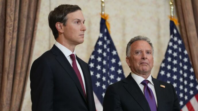 Copertina di Ucraina, Witkoff e Kushner atterrati a Mosca “con un jet privato”. Trump: “Abbiamo un’idea per porre fine alla guerra”