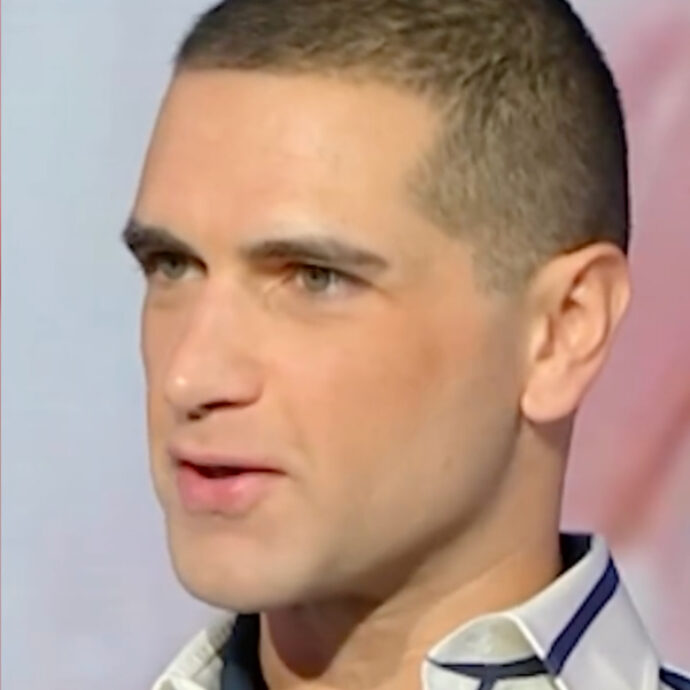 “Mi ha preso dal nulla e mi ha insegnato a camminare, nella passerella e nella vita. I suoi occhi si posarono su un ragazzo che non aveva più sogni e decisero che valeva qualcosa”: il supermodello Fabio Mancini ricorda Giorgio Armani