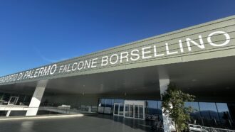 Copertina di Segregata e picchiata dal marito in Egitto, chiede aiuto attraverso la zia e la Polaria la salva all’aeroporto di Palermo