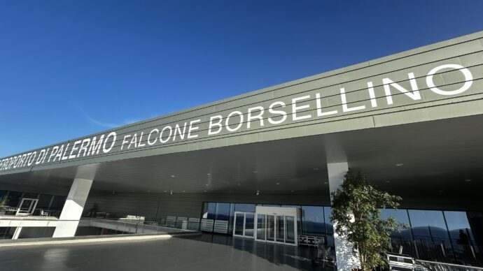 Segregata e picchiata dal marito in Egitto, chiede aiuto attraverso la zia e la Polaria la salva all’aeroporto di Palermo