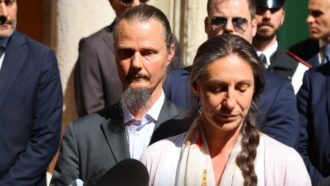 Copertina di Famiglia nel bosco, i genitori contro la decisione del Tribunale sul rientro graduale dei figli: “Ci ha spezzato il cuore”