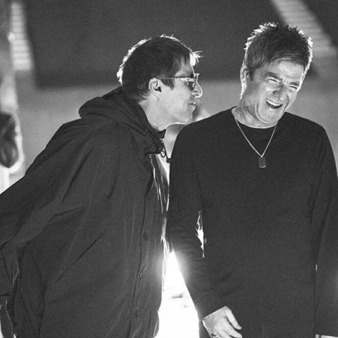 Noel e Liam Gallagher di nuovo amici nel documentario “mistico” ‘Oasis, don’t look back in anger’ presentato a Venezia 83. Mano nella mano, sorrisi e complimenti reciproci. E i fan piangono come davanti alla Madonna
