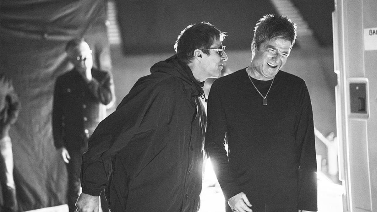 noel e liam gallagher di nuovo amici nel documentario mistico 8216oasis don8217t look back in anger8217 presentato a venezia 83 mano nella mano sorrisi e complimenti reciproci e i fan piangono come davanti alla madonna da Ilfattoquotidiano.it noel e liam gallagher di nuovo amici nel documentario mistico 8216oasis don8217t look back in anger8217 presentato a venezia 83 mano nella mano sorrisi e complimenti reciproci e i fan piangono come davanti alla madonna