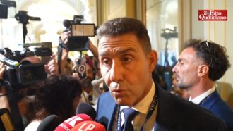 Copertina di Vannacci definisce le donne “esseri fragili”. Poi rilancia: “Caccia e guerra sempre fatte dagli uomini” – Video