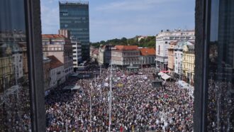 Copertina di Migliaia di tonnellate di rifiuti illegali e pericolosi scoperti in Croazia, 50mila persone protestano in piazza a Zagabria