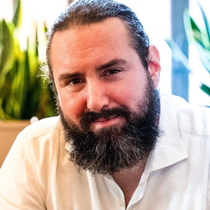 “Sbagliamo quando impediamo ai figli di soffrire, quando mettiamo la nostra ansia di fronte al loro bisogno di crescere. Inciampi e ti fai male? Bene. Bocci? Amen. Il dolore è un maestro”: parla lo psicopedagogista Stefano Rossi
