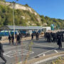 Copertina di Regno Unito, decine di manifestanti di estrema destra bloccano l’ingresso del porto di Dover gridando slogan anti-migranti