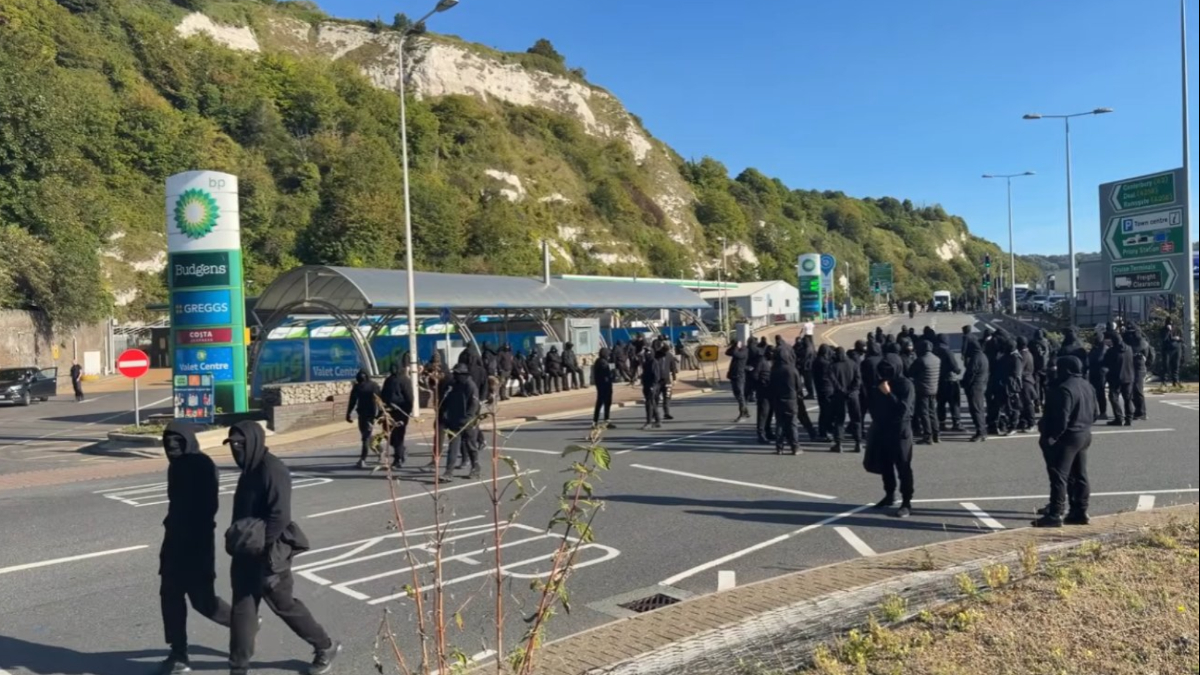 regno unito decine di manifestanti di estrema destra bloccano l8217ingresso del porto di dover gridando slogan anti migranti da Ilfattoquotidiano.it regno unito decine di manifestanti di estrema destra bloccano l8217ingresso del porto di dover gridando slogan anti migranti