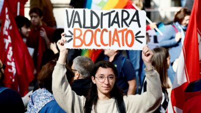 Copertina di “Svilire la scuola pubblica annienta   la democrazia”