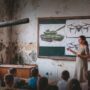 Copertina di L’Italia investe 12 miliardi in bombe e zero per gli stipendi dei professori (i meno pagati d’Europa)