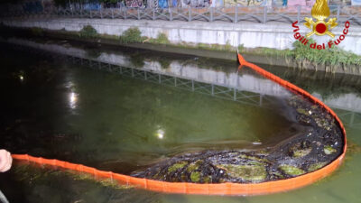 Copertina di Allarme a Milano, sversamento di gasolio nel Naviglio: la chiazza è estesa 28 km. Installate le barriere di contenimento