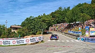 Copertina di Incidente choc al Rally Mille Miglia a Brescia: un’auto travolge e uccide un 63enne. Gara sospesa