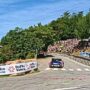 Copertina di Incidente choc al Rally Mille Miglia a Brescia: un’auto in gara travolge e uccide una persona
