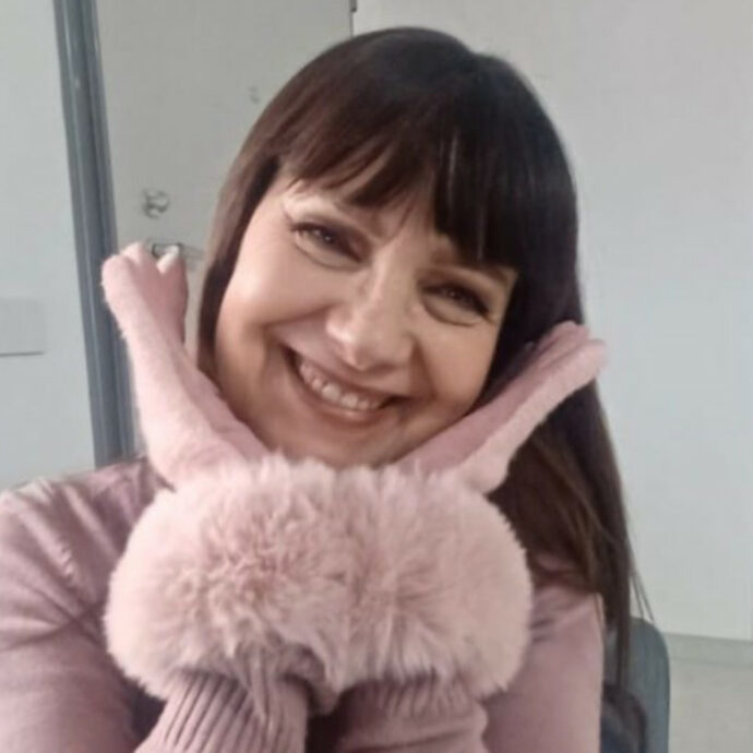 “Un sanguinoso dittatore teneva in casa le mie foto, una cosa abbastanza inquietante. Non mi sono mai pentita di aver cantato ‘Heidi’”: così la cantante Elisabetta Viviani