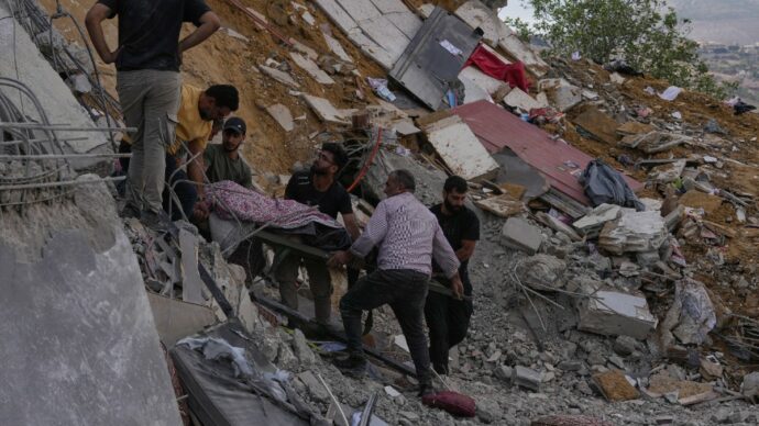Ancora raid israeliani in Libano: almeno 4 morti a Nabatieh. Beirut: “Colpite infrastrutture civili e vittime innocenti, gli Usa intervengano”