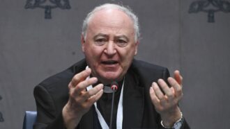 Copertina di Fine vita, il Vaticano: “Meno fondi per le armi e più per le cure palliative. Chi si dice difensore della vita si muova”
