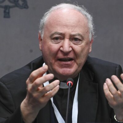 Copertina di Fine vita, il Vaticano: “Meno fondi per le armi e più per cure palliative. Chi si dice difensore della vita si muova”