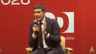 Copertina di La proposta di Fratoianni alla festa del Pd: “Patrimoniale sopra i 5 milioni di euro contro la propaganda della paura della destra”