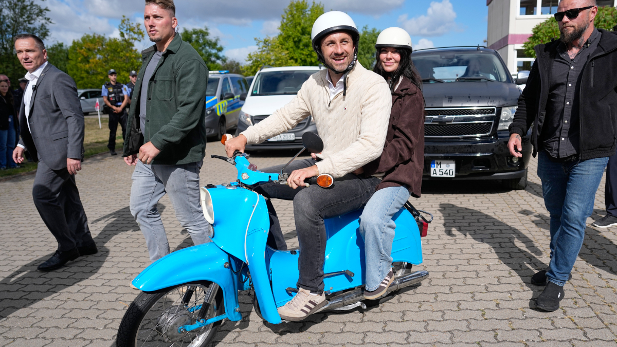 sassonia anhalt ulrich siegmund afd arrivato al seggio sullo scooter simbolo della germania dell8217est da Ilfattoquotidiano.it sassonia anhalt ulrich siegmund afd arrivato al seggio sullo scooter simbolo della germania dell8217est
