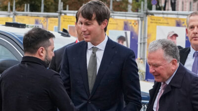 Copertina di Lavrov: “Le accuse sui droni di Lipsia sono l’inizio di una guerra”. Finito il 1° round di colloqui tra Witkoff, Kushner e la delegazione ucraina: "Atmosfera positiva"
