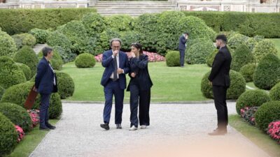 Copertina di Cernobbio, gli imprenditori promuovono il governo. Le opposizioni: “Il vero sondaggio va fatto al supermercato e dal benzinaio”