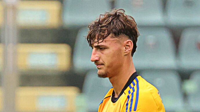Paura per Bozhinov: sviene in campo durante Juve Stabia-Pisa e viene portato via in ambulanza. Gara sospesa e poi ripresa