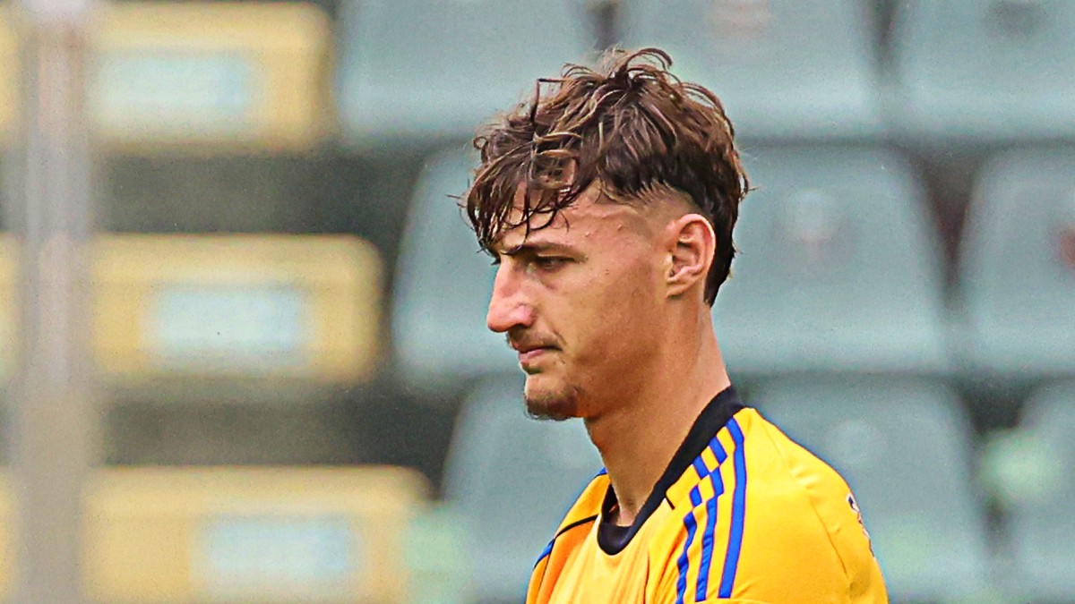 paura per bozhinov sviene in campo durante juve stabia pisa e viene portato via in ambulanza gara sospesa da Ilfattoquotidiano.it paura per bozhinov sviene in campo durante juve stabia pisa e viene portato via in ambulanza gara sospesa