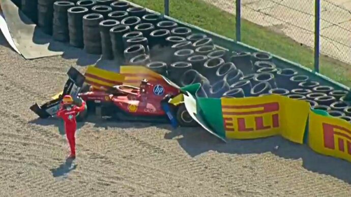 Disastro Ferrari a Monza, Leclerc a muro al secondo giro: “Sto bene”. Scintille con Hamilton dopo la partenza: “Charles mi ha spinto fuori”