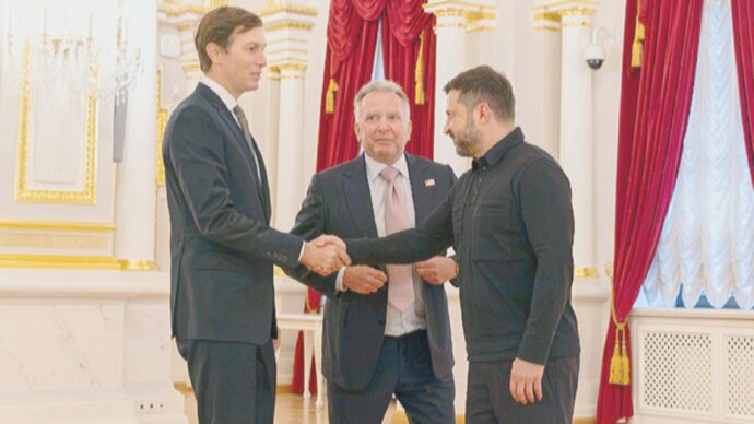Gli inviati Usa: “Colloqui incoraggianti per la pace”. Ma Zelensky: “Il conflitto continuerà nell’inverno”