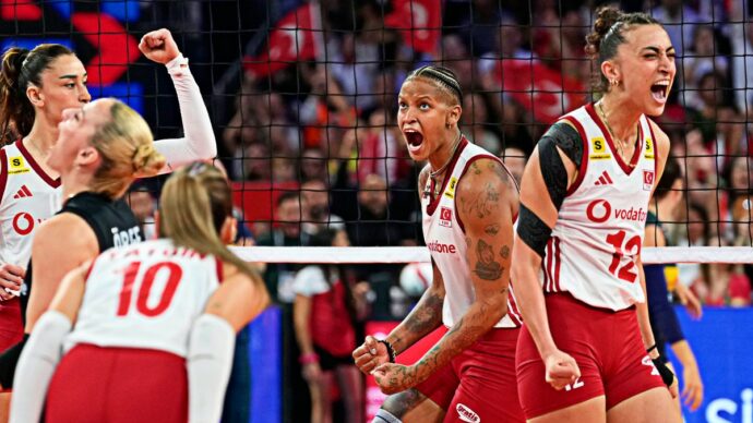 Europei di volley femminili, l’Italia si inchina alla Turchia in finale: Vargas e compagne esultano nella bolgia di Istanbul