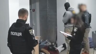 Copertina di Call center e mazzette: mafia delle “zanzare” che lambisce Zelensky