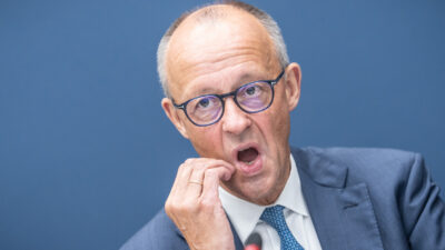Copertina di AfD trionfa con il 44% ma non ha la maggioranza assoluta. Merz: “Siamo scioccati, è la sconfitta più devastante della Cdu da decenni. Ma non mi dimetto”