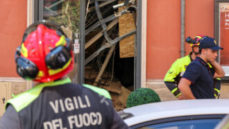 Crolla un solaio in pieno centro a Roma: estratti dalla macerie illesi commessi e clienti