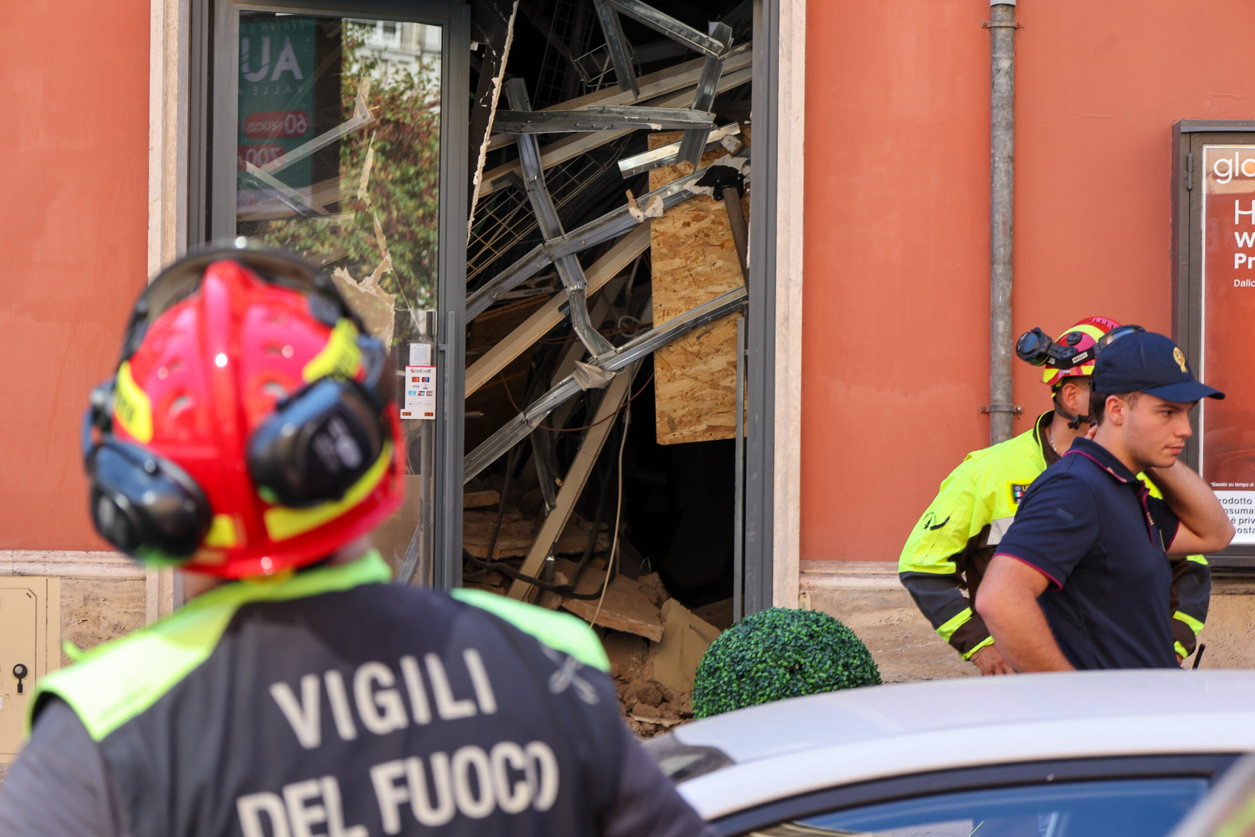 crolla un solaio in pieno centro a roma estratti dalla macerie illesi commessi e clienti da Ilfattoquotidiano.it crolla un solaio in pieno centro a roma estratti dalla macerie illesi commessi e clienti