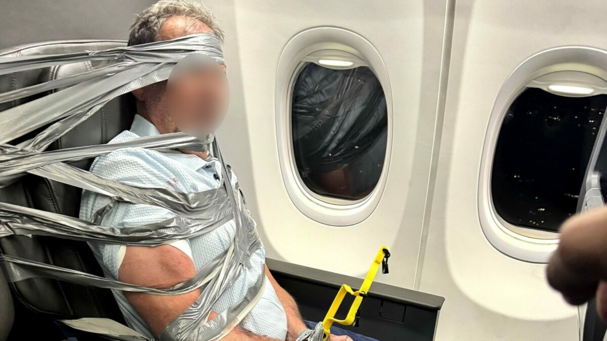 “Ha stretto le mani al collo all’uomo accanto a lui, mi ha morso e ha insultato con toni razzisti l’assistente di volo”: passeggero legato e immobilizzato con il nastro adesivo al sedile dell’aereo