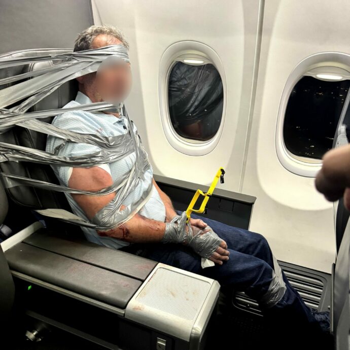 “Ha stretto le mani al collo all’uomo accanto a lui, mi ha morso e ha insultato con toni razzisti l’assistente di volo”: passeggero legato e immobilizzato con il nastro adesivo al sedile dell’aereo