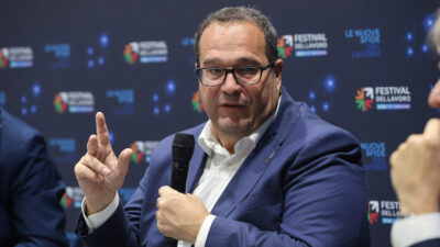 Copertina di In pensione a 64 anni usando il Tfr? La proposta della Lega può tagliare l’assegno di oltre il 10%. Cgil: “Folle, scaricano il costo sui lavoratori”