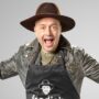 Copertina di “Il potere di acquisto degli italiani è in calo. Si cercano esperienze gastronomiche in spiaggia o per strada”: parla Joe Bastianich