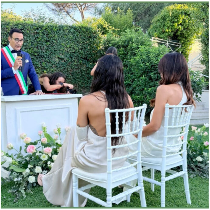 Manola Moslehi si sposa (quasi in segreto) con Clarissa dopo vent’anni d’amore: chi è la compagna mai mostrata e perché ha scelto un sì lontano dai riflettori