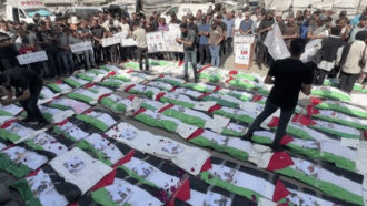 Gaza, funerale di massa per 100 vittime estratte fra le macerie: molti sono bambini